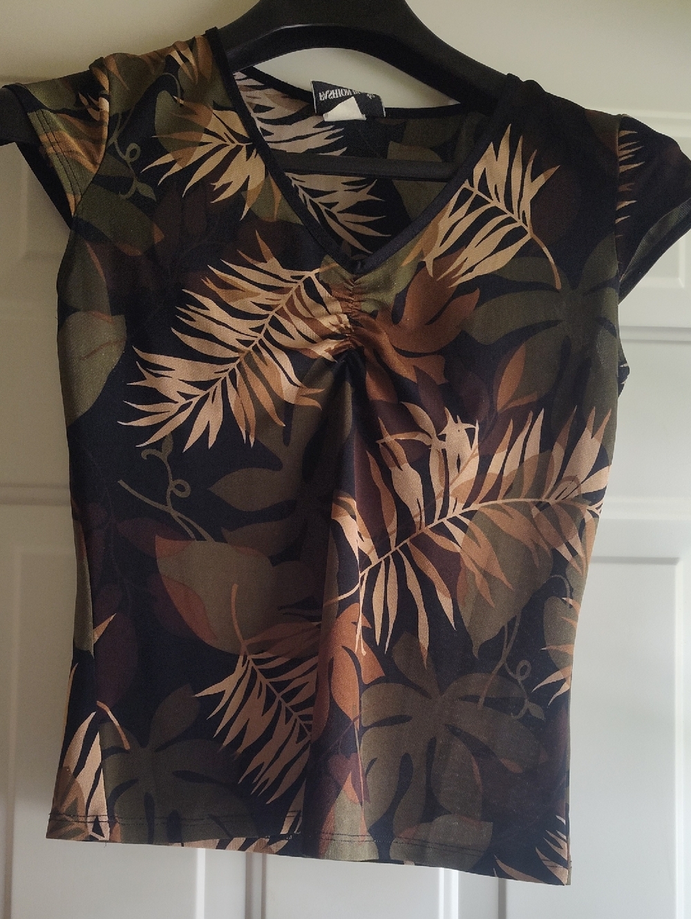 Fashion Bug Tropical Print V-Neck Top in Black & Tan Green Size S Bust 34'